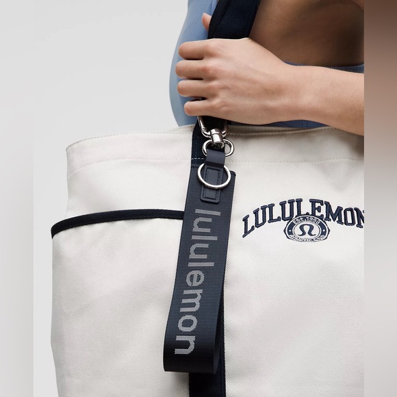 NWT NEVER LOST KEYCHAIN - True Navy/White TRNV/WHT - Lululemon - Picture 2 of 7